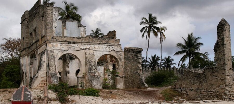Ruine mit Palmen im Hintergrund