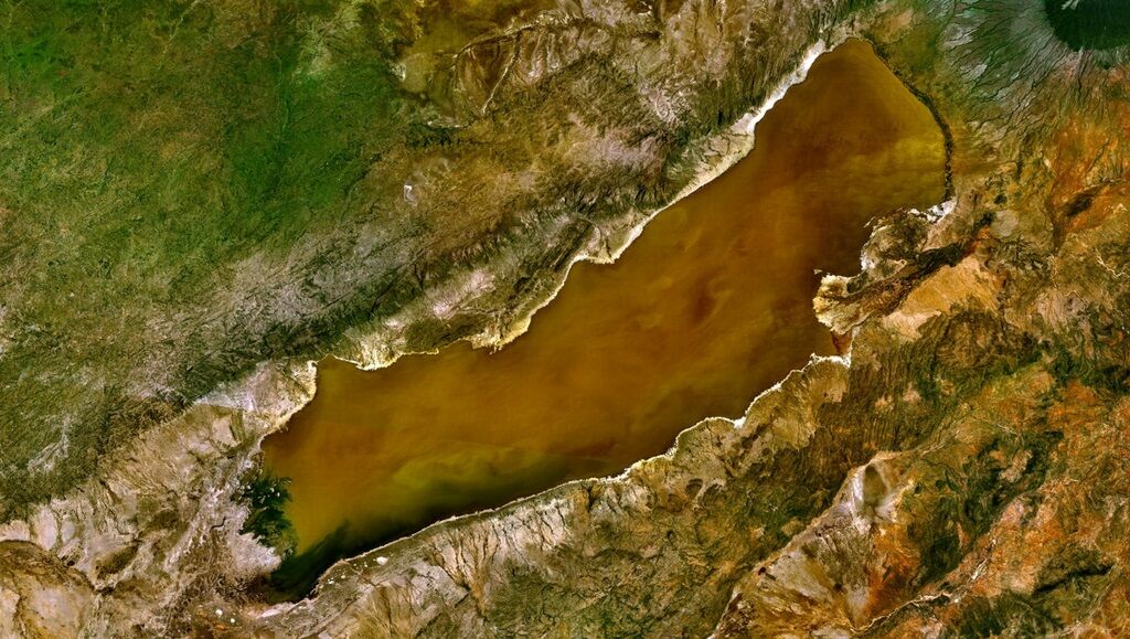 Luftbild von gelbem See mit grüner Umgebung
